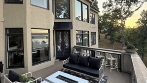 Outdoor dining - Gorgeous Lakefront 5 bedroom with Stunning Views (Rogers)