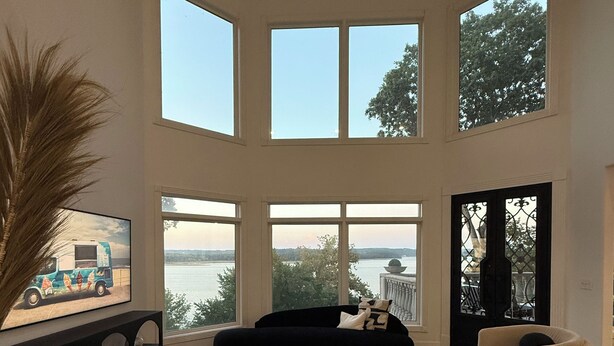 Living area - Gorgeous Lakefront 5 bedroom with Stunning Views (Rogers)
