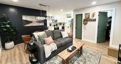 Cozy 1 BR Lakefront Cottage | Kayaks | Fire Pit