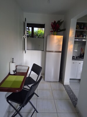 Dining - Bungalow “Milo” with Mountain View, Wi-Fi, and Air Conditioning (Bouillante)
