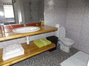 Bathroom - Bungalow “Milo” with Mountain View, Wi-Fi, and Air Conditioning (Bouillante)