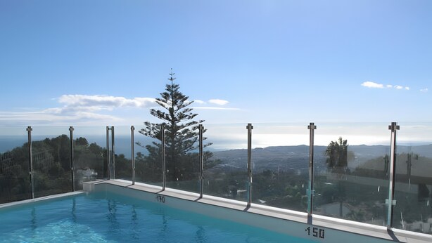 A clear blue swimming pool with a view of the landscape. - ‘In Inbisa’ Apartment with Sea Views, Wi-Fi & Air Conditioning (Mijas)