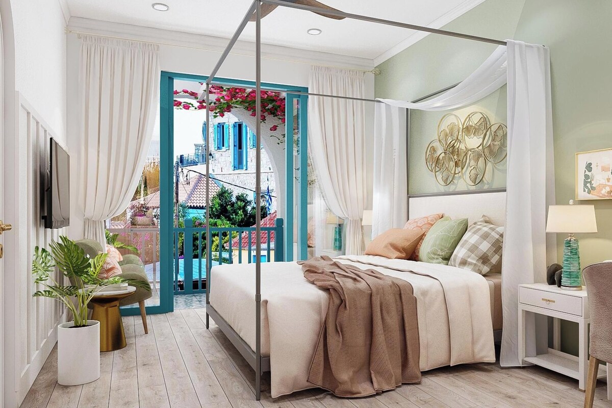 Een slaapkamer met een hemelbed, uitzicht op een balkon met bloemen, en een plafondventilator.