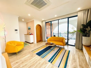 Uma sala de estar moderna com sofá, poltrona e mesa de centro.