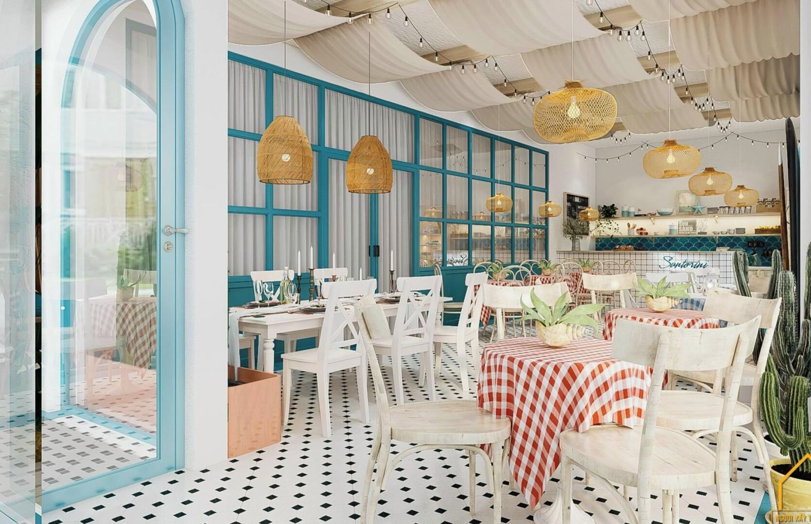 Interior de restaurante con decoración blanco y azul, manteles a cuadros y lámparas colgantes de ratán.