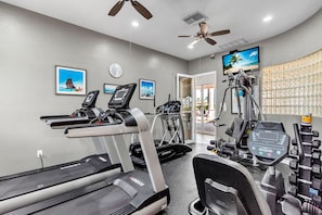 Ein Fitnessstudio mit Laufbändern, Crosstrainern und Kraftgeräten.