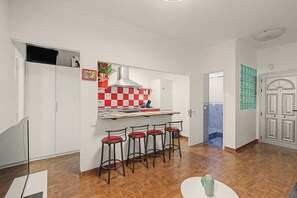 A compact kitchen with a central island, bar stools, and a dining table. - Vacation Apartment 'Ripoche 24' with Wi-Fi (Las Palmas de Gran Canaria)