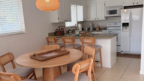 Dining - Tavernier Creek Hideaway~ Boater's Paradise in the Florida Keys (Tavernier)