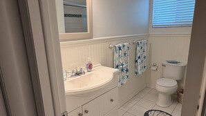Bathroom - Tavernier Creek Hideaway~ Boater's Paradise in the Florida Keys (Tavernier)