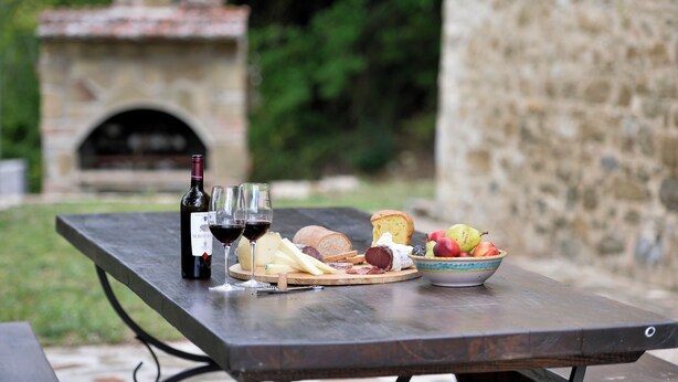 Outdoor dining - Casale Antorrita Farmhouse, premium rooms, a/c, ensuite, infinity pool (Umbria)