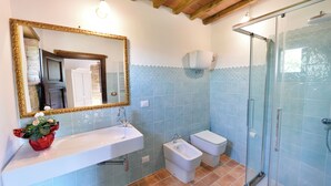 Bathroom - Casale Antorrita Farmhouse, premium rooms, a/c, ensuite, infinity pool (Umbria)