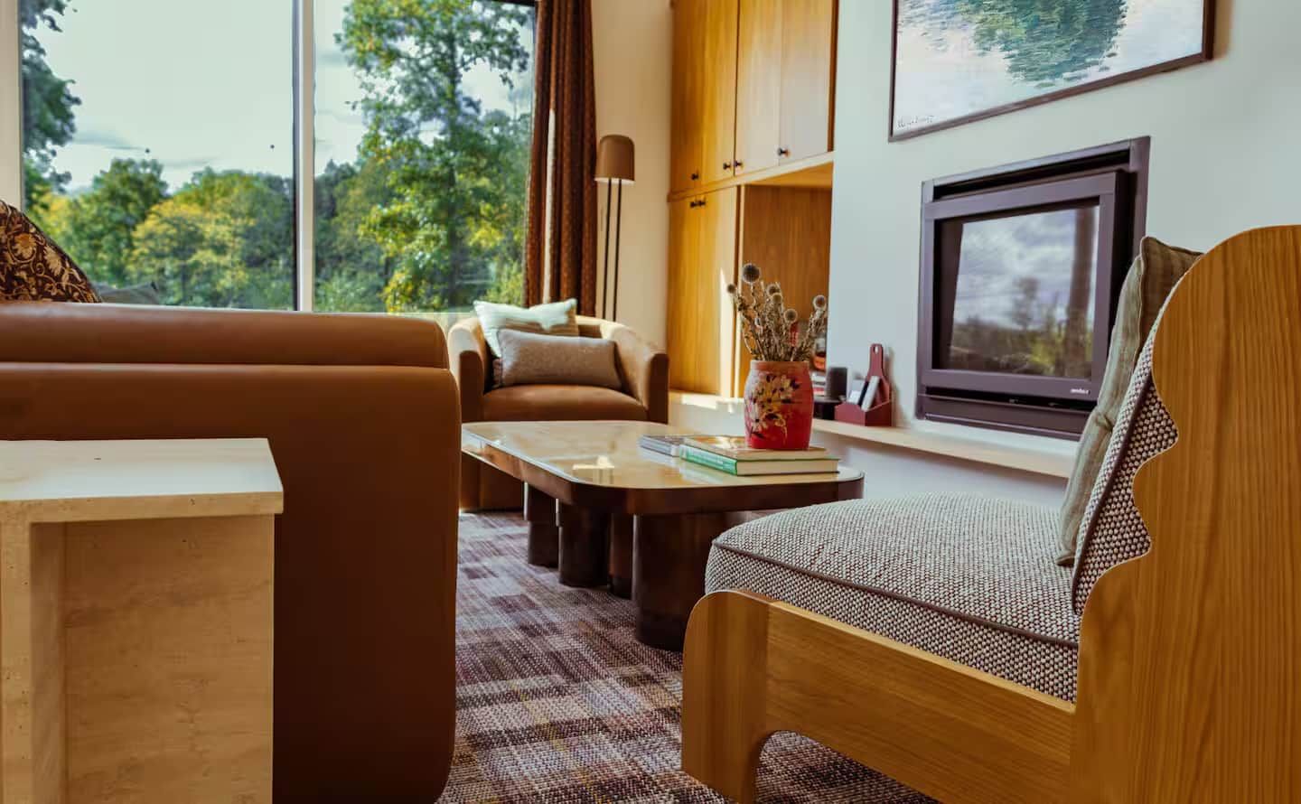 Un salon confortable avec un canapé, un fauteuil et une table basse.