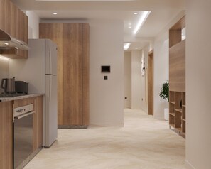 Eine moderne Küche mit integriertem Kühlschrank, Holzschränken und einem Marmorboden.