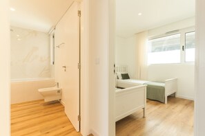 Un bagno moderno con una vasca, un lavandino e una doccia.