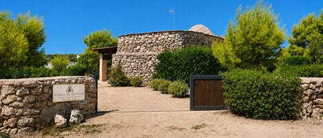 Un edificio de piedra con un cartel que indica que es un lugar histórico.