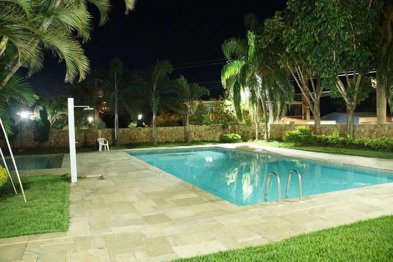 Departamento Deluxe, balcón, vista al río | Alberca | 2 albercas al aire libre 