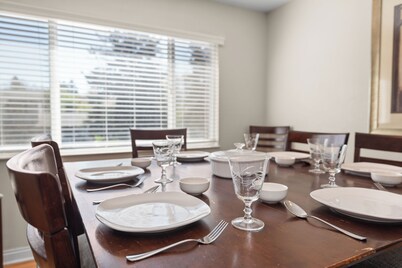 Big Yard 4BR House - Sleeps 10 - Family & Work Friendly