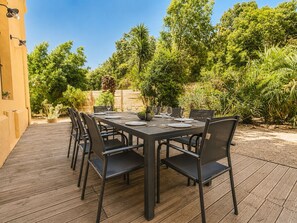 Outdoor dining - AC Duplex with Parking & Terrace, Close to the Beaches – BENAKEY (Cannes)
