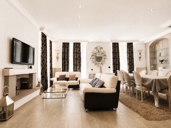 Living area - AC Duplex with Parking & Terrace, Close to the Beaches – BENAKEY (Cannes)
