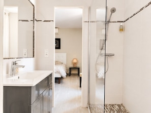 Bathroom - AC Duplex with Parking & Terrace, Close to the Beaches – BENAKEY (Cannes)