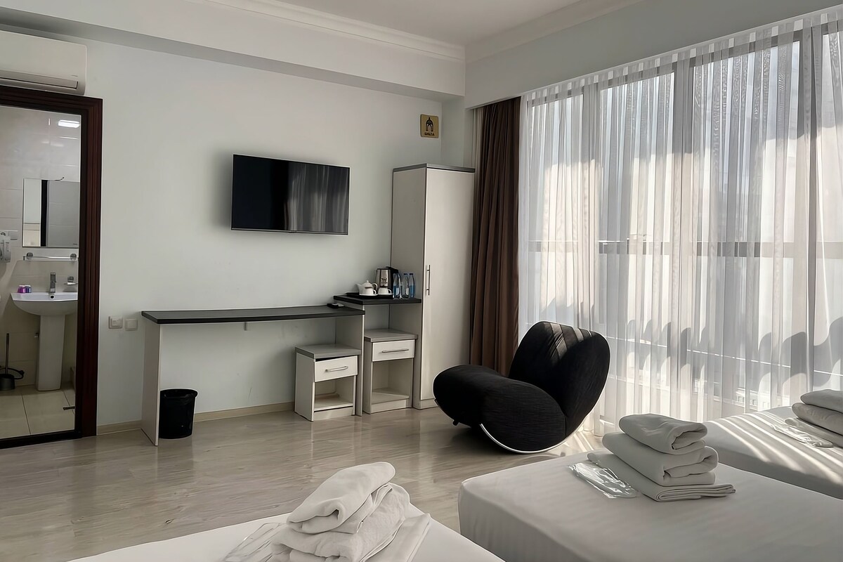 Habitació triple estàndard, vistes a la ciutat | Escriptori, espai de treball apte per a portàtils i wifi gratuïta 