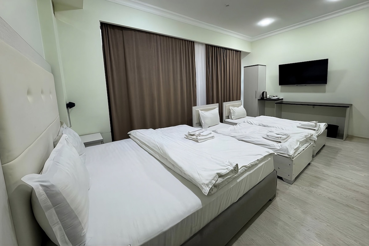 Habitació quàdruple estàndard, vistes a la ciutat | Escriptori, espai de treball apte per a portàtils i wifi gratuïta 