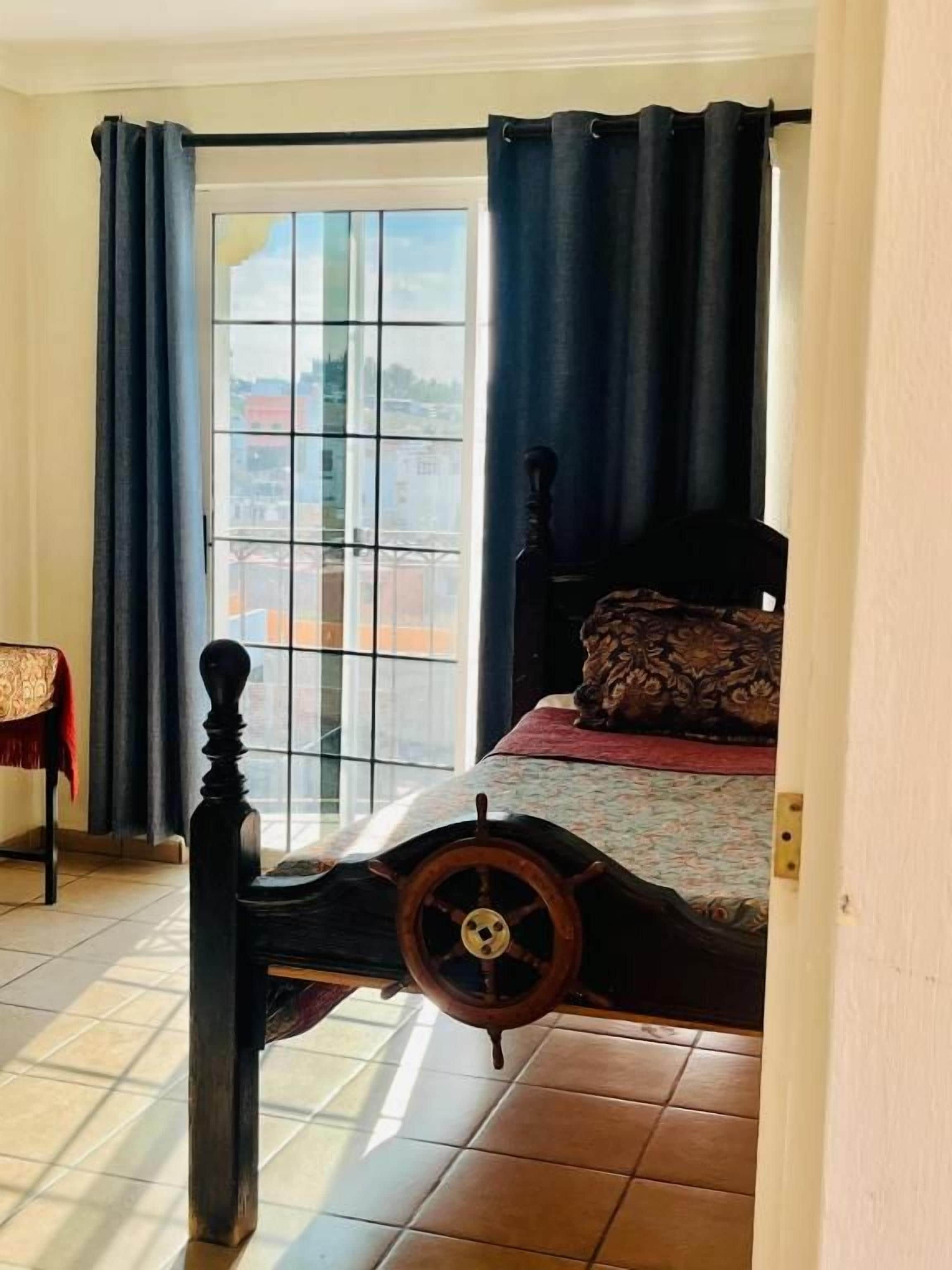Cortinas blackout, tabla de planchar con plancha y wifi gratis 