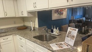Private kitchen - Cozy 2-bedroom and 2 bath condo with AC in terrific Fort Myers (Fort Myers)