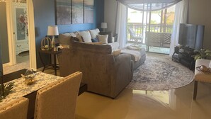 Living area - Cozy 2-bedroom and 2 bath condo with AC in terrific Fort Myers (Fort Myers)