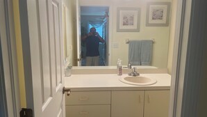 Bathroom - Cozy 2-bedroom and 2 bath condo with AC in terrific Fort Myers (Fort Myers)