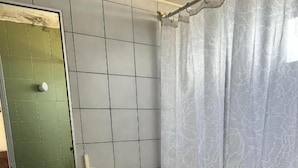 Habitación estándar, vista a la ciudad | Baño | Toallas y papel de baño 