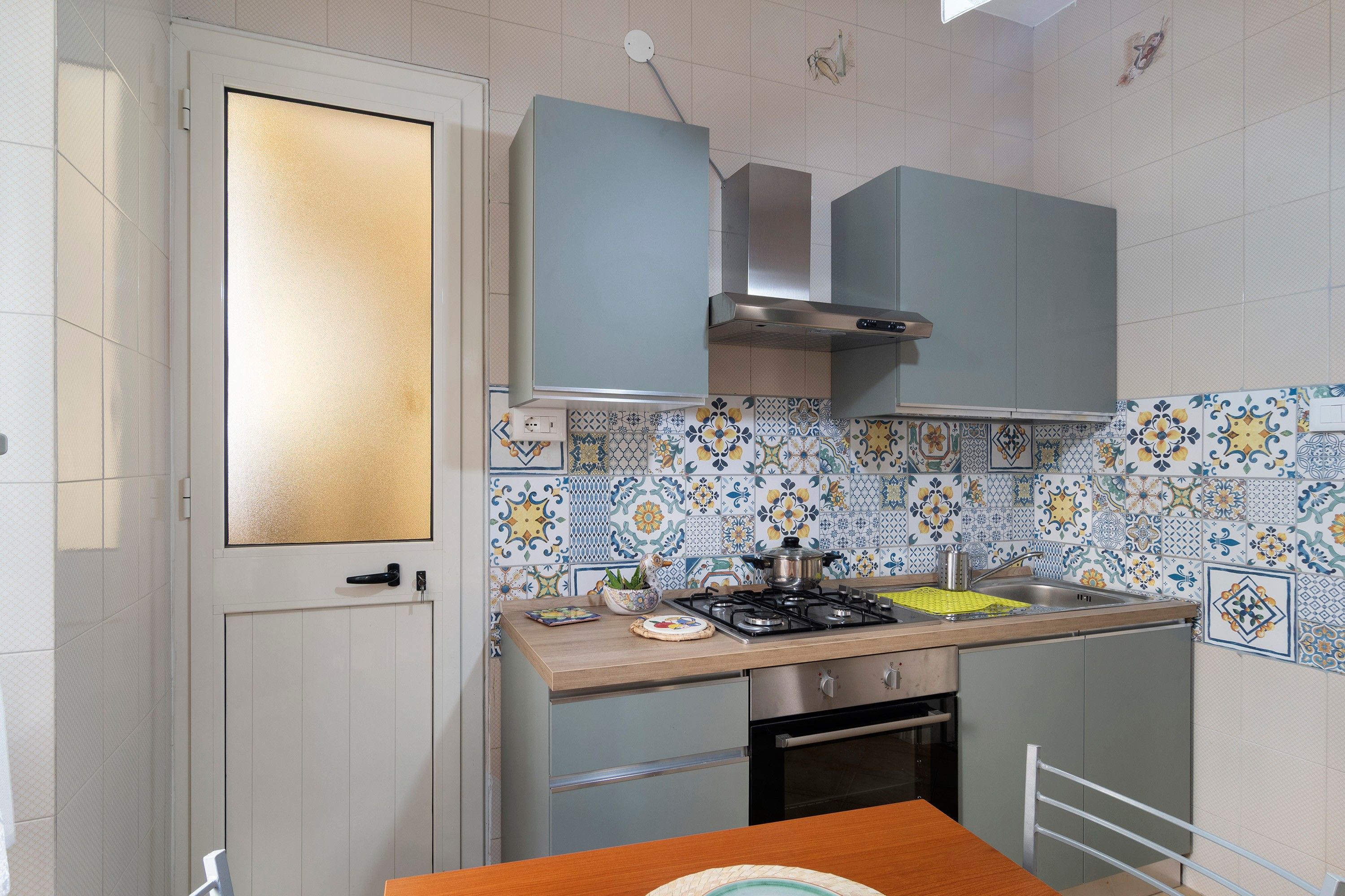 Coffee/tea maker, fridge, oven, stovetop