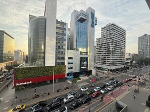 En modern stadsgata med höga byggnader, inklusive en framstående bank och kontorsbyggnader.