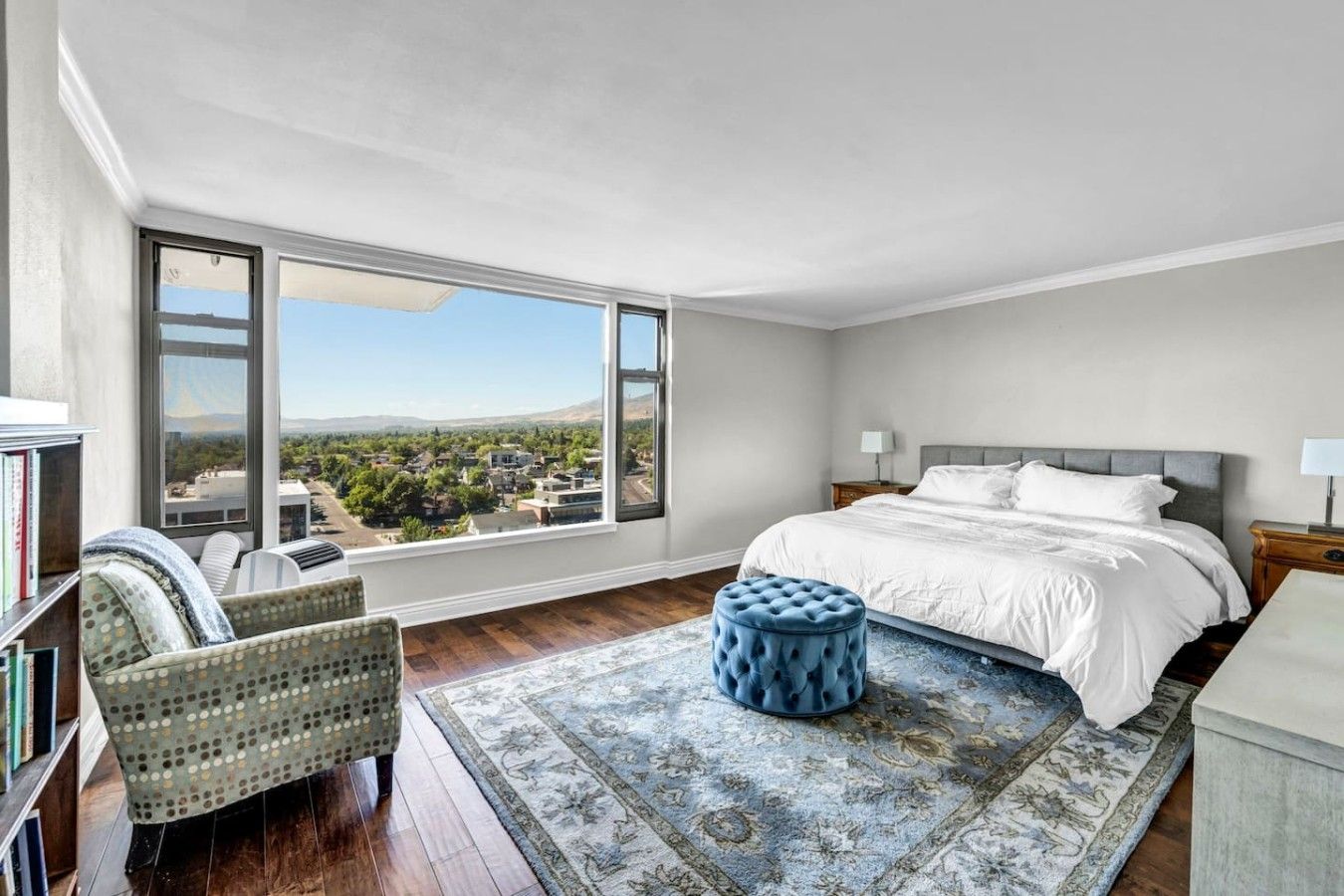 3 bedrooms, desk, WiFi, bed sheets