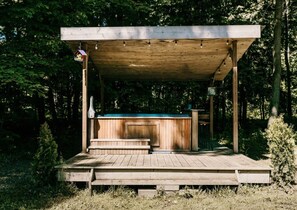 A wooden deck with a hot tub, surrounded by trees. - Animal Sanctuary 10 Acres W/Trails/Sauna/Hottub (East Gwillimbury)