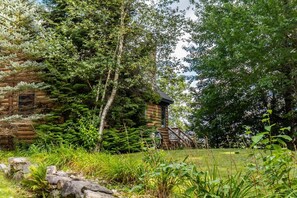 A rustic log cabin surrounded by dense forest. - Sleeps 10, Lake View Retreat, with Hot tub & Barrel Sauna (Woodstock)