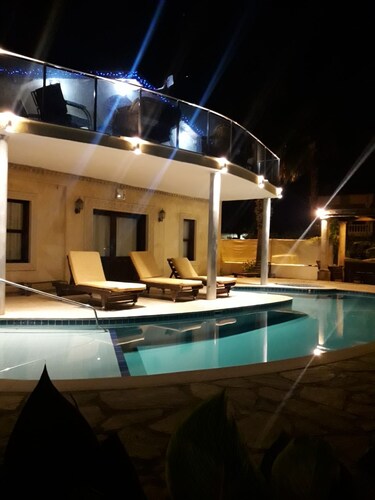 6 bedroom villa 6 bthrm  pvt pool free Wi-Fi aircon sat tv3 lounges pool tablen