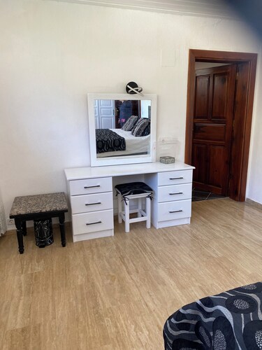 6 bedroom villa 6 bthrm  pvt pool free Wi-Fi aircon sat tv3 lounges pool tablen