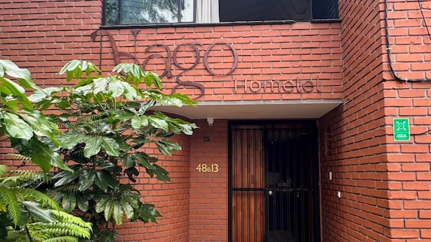 Ein rot backgebranntes Gebäude mit einem großen Fenster und einer Tür, beschriftet mit der Nummer 48B13.
