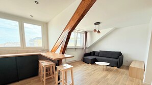 Um apartamento loft moderno com cozinha, sala de jantar e área de estar.