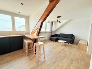 Un loft moderno con cocina, comedor y sala de estar.