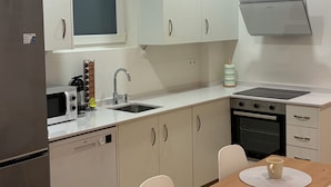 Private kitchen - Tantin Suite: 61 m² Loft in Downtown Santander, High Ceilings. (Santander)