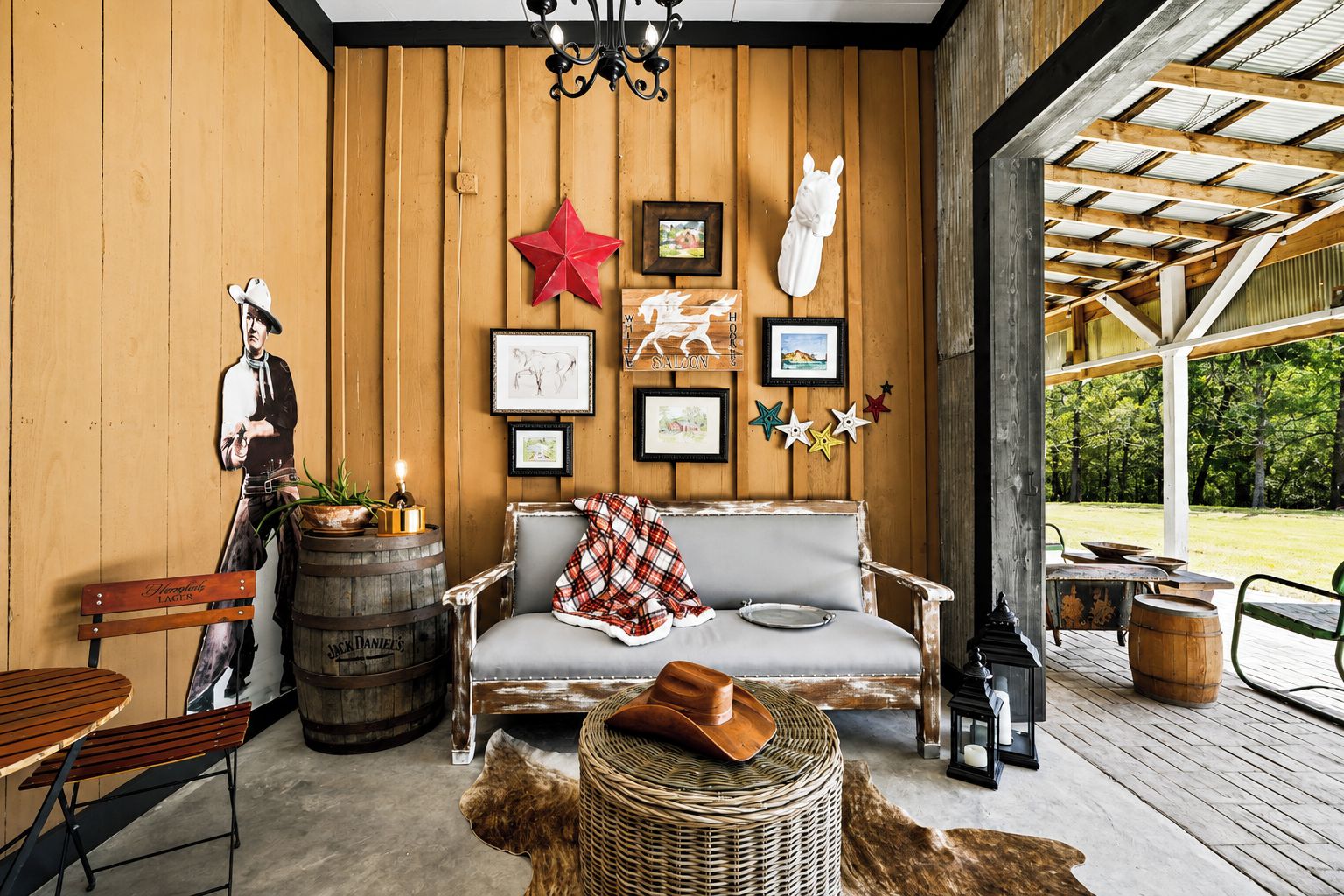 Een rustiek interieur met een houten wand, een bank, een houten bankje en een eettafel.