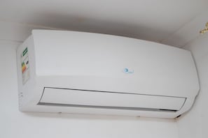 Un equipo de aire acondicionado blanco montado en una pared.