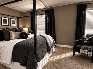 Ein Schlafzimmer mit Himmelbett, einer Chaiselongue und einem großen Fenster mit Jalousien.