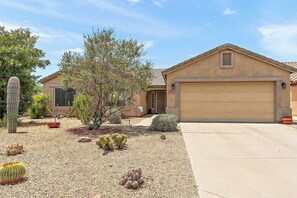 A residential house with a garage, a desert garden with cacti, and a clear sky. - Surprise House 🌵⛳ Fenced Pool & Firepit Near Surprise Stadium (Surprise)