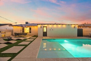 A backyard with a swimming pool, a barbecue area, and a patio with chairs. - Scottsdale Sheridan Luxe 🌵⛳ Free Heated Pool Near Old Town & Desert Botanical (Scottsdale)