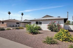 A single-story house with a sloped roof, a front porch, and a gravel driveway. - Scottsdale Sheridan Luxe 🌵⛳ Free Heated Pool Near Old Town & Desert Botanical (Scottsdale)