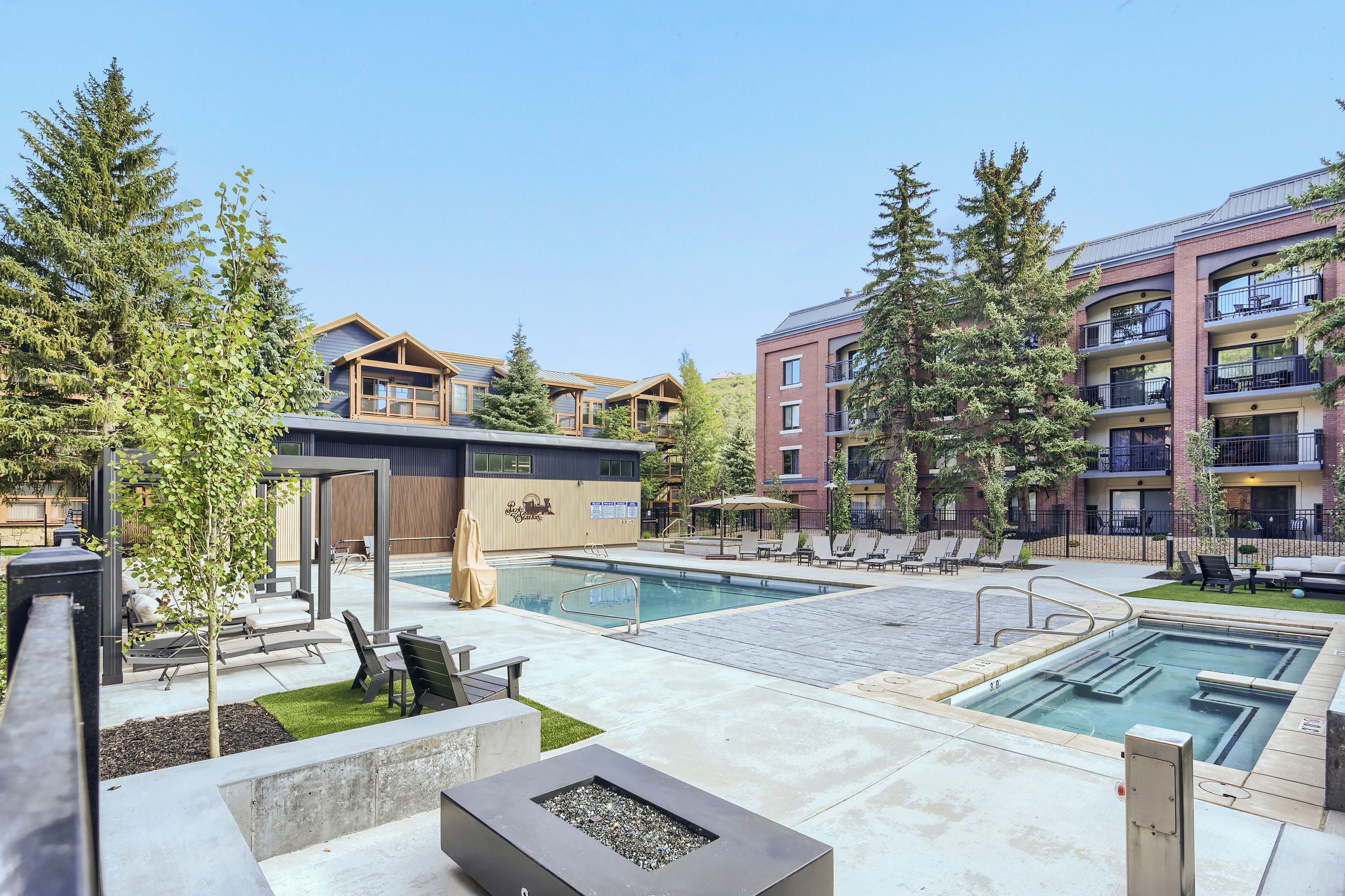 Un complexe hôtelier doté de plusieurs piscines, d’espaces de détente et d’une grande variété d’arbres.