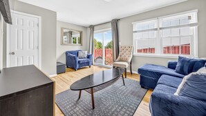 Living area - Near Quantico & DC spacious, comfortable in quite area Laundry included Sleeps 6 (Woodbridge)